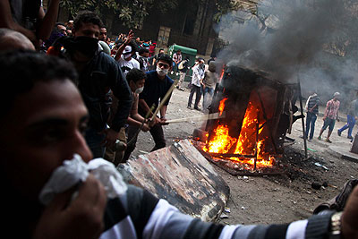 Egyptian protesters during the riots against constitutional declaration issued by President Mohamed Morsi in Cairo, Egypt, Nov. 27, 2012.Net photo.  