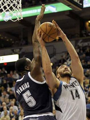 Timberwolves' Nikola Pekovic (14) shoots against Thunder's Kendrick Perkins (5) during the first quarter of an NBA basketball game. Net photo.