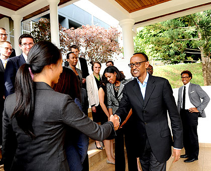 President Kagame and Stanford Graduate School of Management students after paying a courtesy call on him at his office yesterday. The New Times / Village Urugwiro.