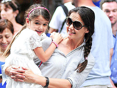 Katie Holmes and daughter Suri. Net photo.