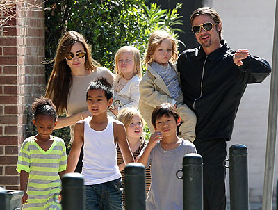 Brad Pitt, Angelina Jolie and kids. Net photo.