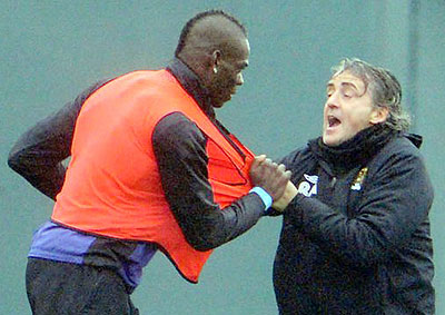 Mancini (R) appeared to grab Balotelliu2019s bib during the bust-up. Net photo.