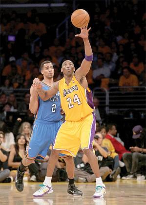 Kobe Bryant of the Los Angeles Lakers catches a pass over Thabo Sefolosha of the Oklahoma City Thunder.  Net photo.