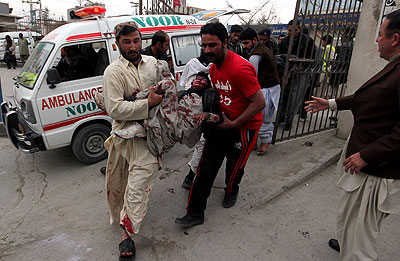 Pakistani volunteers rush an injured victim from a bomb blast in a commercial area to a local hospital in Quetta, Pakistan, Thursday, Jan. 10, 2013. Net photo.