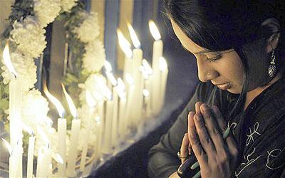 An Indian activist prays as she takes part in a vigil for the Delhi rape victim. Net photo.