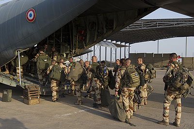 A photo released on Jan. 12, 2013 by French Army Communications Audiovisual office (ECPAD) shows French soldiers boarding a fighter plane to Mali on Jan. 11, 2013 at Kossei camp at the French military base of N'Djamena in Chad. French President Francois Hollande announced that French forces had launched military intervention on Friday in support of Malian troops countering Islamist rebels' offensive. Net photo.