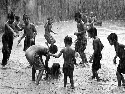 Playing in the rain has always been most enjoyable moment for children. Net photo.