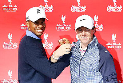 Tiger Woods (left) and Rory McIlroy drink coffee in Abu Dhabi. Net photo.