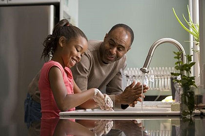 A child washes her hands. Net photo.