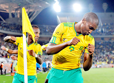 Mphela (R) has been a proven goalscorer for Bafana Bafana, who can produce moments of magic which sets him apart from South Africau2019s options. He is expected to lead the line for the hosts in the opening game today. Net photo.