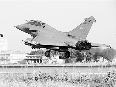 This Sunday Jan.13, 2013 photo provided by the French Army Monday Jan.14, 2013 shows a French Rafale jetfighter landing after a mission to Mali in Nu2019Djamena, Chad. French fighter jets bombed rebel targets in a major city in Maliu2019s north Sunday, pounding the airport as well as training camps, warehouses and buildings used by the al-Qaida-linked Islamists controlling the area, officials and residents said. (AP Photo/Adj Nicolas-Nelson Richard, ECPAD). Net Photo