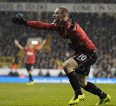 Rooney appeals to the linesman after he felt he was fouled in the box by Caulker. Net photo