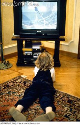 Watching television can act as a natural painkiller for children. Net photo.