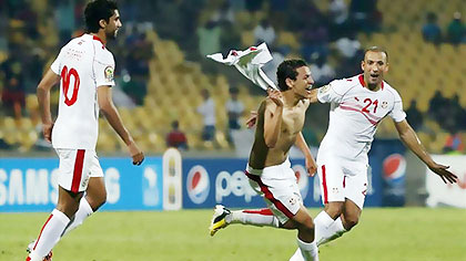 Youssef Msakni (C) celebrates with team mates after scoring against Algeria during their AFCON 2013 Group D match in Rustenburg.  Net photo.