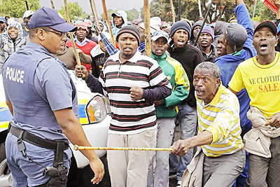  Striking farmworkers confront the South African police in De Doorns.  Net photo.