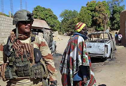 A French soldier secures a perimeter on the outskirts of Diabaly, Mali. French and Malian troops have captured the Islamist haven of Gao. Net Photo