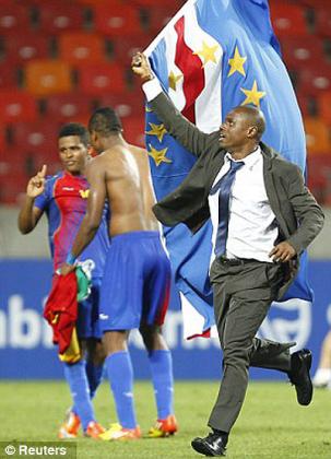 Cape Verde's coach Antunes flies the flag after his team's history win over Angola.  Net photo.