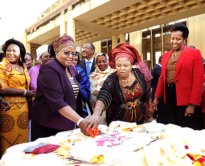 Mrs Kagame (R) watches as her counterparts cut a cake in Addis. The New Times/Courtesy.