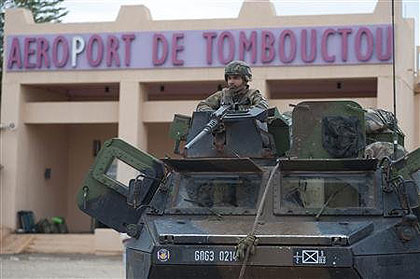 French troops, aboard an armoured vehicle, guard the Timbuktu airport in this January 28, 2013 picture provided by the French Military audiovisual service (ECPAD) January 29, 2013. Net photo.