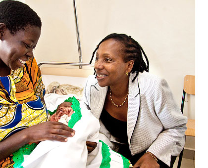 Ndejuru interacts with a mother at Matyazo Health Centre in Huye yesterday.  The New Times/ T. Kisambira