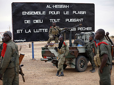 Malian soldiers are stationed at the entrance of of Gao, Northern Mali, Monday. Net photo.