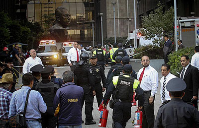 Police guard the headquarters of Mexicou2019s oil giant PEMEX after an explosion in Mexico City, capital of Mexico, on Jan. 31, 2013. A powerful blast ripped through the landmark headquarters of Mexicou2019s oil giant PEMEX in Mexico City on Thursday, killing 14 persons, injuring more than 80 others and causing extensive damage to the building, according to local press.  Net photo.