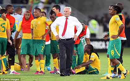 South Africa players and coach Gordon Igesund (centre) look dejected after their loss on penalties to Mali. Net photo.