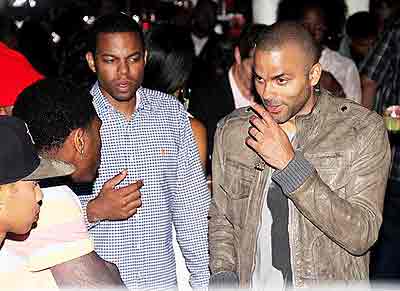 Tony Parker (R) talks with Iman Shumpert (L) at Club WIP before the fight between Chris Brown and Drake began. Net photo.