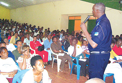 A Police officer addresses a community on crime. The New Times/ File.