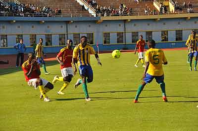 Amavubiu2019s striking duo of Peter Kagabo (C) and Meddie Kagere (L) caused all sorts of problems for Uganda Cranes on Wednesday. The New Times / Plaisir Muzogeye.