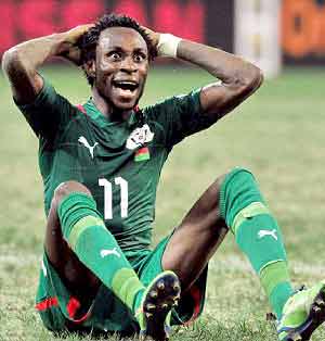 Burkina Faso's midfielder Jonathan Pitroipa reacts after receiving his second yellow card for allegedly diving. But TV replays show he was clearly impeded. Net photo.