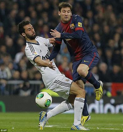 Real Madrid defender Alvaro Arbeloa (left) battles for possesion with Barcelona forward Lionel Messi during the first round clash at Nou Camp which ended 2-2. Net photo.