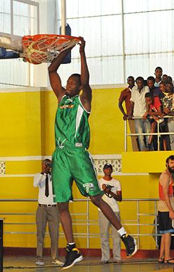 Forward Olivier Muhizi of Espoir goes for a slum dunk in the first quarter of Game Three of the basketball league playoffs final against APR on Saturday. Sunday Sport / Plaisir Muzogeye.