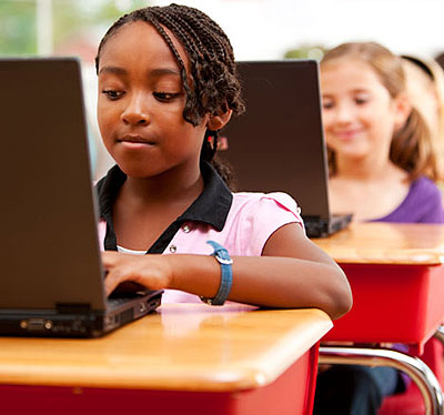 A pupil uses a laptop.Samsung and Intel have donated solar computers to rural schools. Net photo.