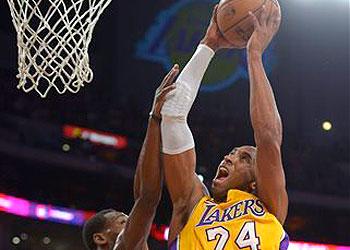 Kobe Bryant puts up a shot as Memphis Grizzlies guard Tony Allen, center defends and center Dwight Howard looks on during the first half. Net photo.