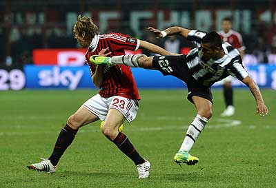 Arturo Vidal (R) of Juventus competes with Massimo Ambrosini of Milan during the Serie A match between AC Milan and Juventus FC at Stadio Giuseppe Meazza on February 25, 2012 in Milan. Net photo.