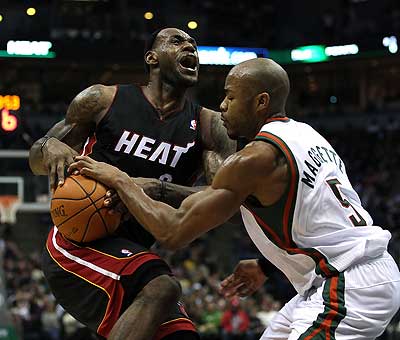 LeBron James (left) averaged 27.5 points, 8.3 rebounds and 7.3 assists in four games against Milwaukee this season. Net photo