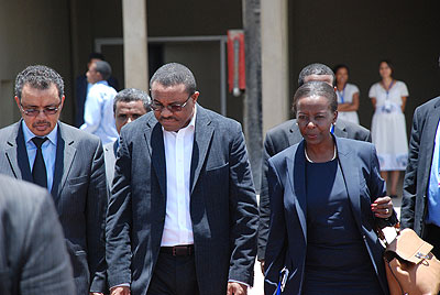 Rwandan Foreign minister Louise Mushikiwabo (R), Ethiopian Prime Minister Hailemariam Dessalegn (C) and President of Amhara Region, Ayalew Gobeze, get ready to welcome President Kagame to Bahir Dar - Ethiopia, yesterday. The New Times / Courtesy.