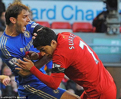 Luis Suarez and Branislav Ivanovic tussle during Sunday's match. Net photo.