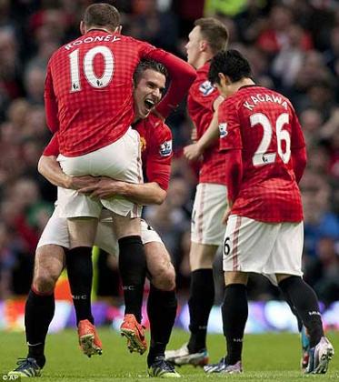 Van Persie picks Wayne Rooney up after he picked the Dutchman out for his wonder goal. Net photo.