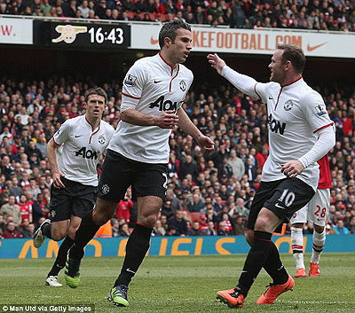 Robin van Persie (L) smashed his penalty home to square the game up at 1-1. Net photo.