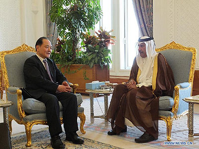 Qatari Prime Minister and Foreign Minister Sheikh Hamad Bin Jassim al-Thani (R) meets with Wu Sike, Chinau2019s special envoy to the Middle East. Net photo.