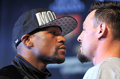 Floyd Mayweather Jr. (L) and Robert Guerrero pose during the final news conference for their bout. Net photo.