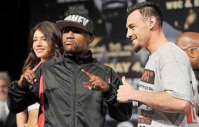 Robert Guerrero (right) feels his diverse fight experience will allow him to beat Floyd Mayweather Jr. Net photo.