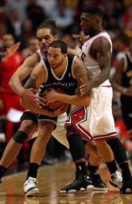 Joakim Noah (L) and Nate Robinson (R) of the Chicago Bulls pressure Deron Williams (C) of the Brooklyn Nets in Game Six of the Eastern Conference Quarterfinals. Net photo