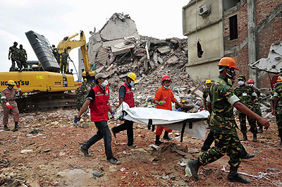 The death toll from the collapse has reached 525, and could double as more bodies are found. Net photo.