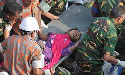 A woman is pulled alive from the ruins of a building that collapsed 17 days ago in Bangladesh. Net photo.