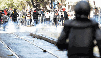 Tunisian protesters run away after police fired tear gas. On Sunday, security forces prevented Salafists in two cities in the southeast from pitching tents to preach in. Net photo.