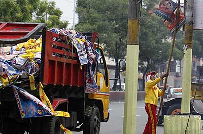 Cleanup starts a day after the May 13 midterm elections, which saw the ruling coalition win solid majority. Net photo.