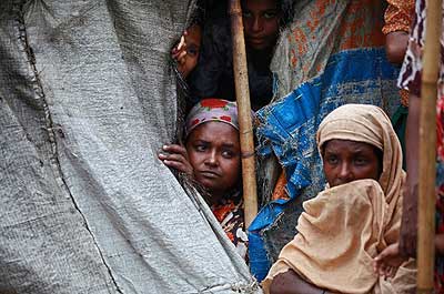 Thousands of people have been moved from low-lying camps to safer shelter ahead of Cyclone Mahasen. Net photo.